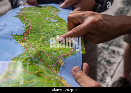 Zeige mit dem Finger auf die Karte von Sao Miguel in Vorbereitung auf die Tour, Ponta Delgada, Sao Miguel Island, Azoren, Portugal, Europa Stockfoto