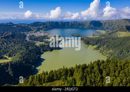 Blick aus der Vogelperspektive auf die Lagoa Verde a Lagoa Azul até Sete Cidades vom Miradouro da Vista do Rei Aussichtspunkt, in der Nähe von Santo António, Sao Miguel Island, Azoren, Stockfoto