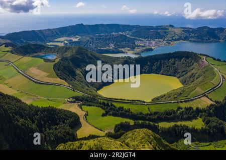 Blick aus der Vogelperspektive auf die Lagoa Verde a Lagoa Azul até Sete Cidades vom Aussichtspunkt Miradouro da Boca do Inferno, in der Nähe von Santo António, Insel Sao Miguel, Azor Stockfoto