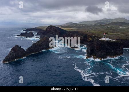 Luftaufnahme der zerklüfteten Küste mit Leuchtturm Farol da Ponta da Barca, Santa Cruz da Graciosa, Insel Graciosa, Azoren, Portugal, Europa Stockfoto