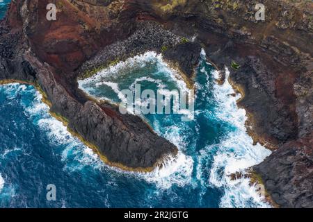 Blick aus der Vogelperspektive auf die Bucht an der zerklüfteten Küste am Leuchtturm Farol da Ponta da Barca, Santa Cruz da Graciosa, Graciosa Island, Azoren, Portugal, Europa Stockfoto