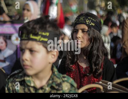 Gaza, Palästina. 19. Mai 2023. Junge Anhänger des Islamischen Dschihad nehmen an einer Kundgebung zum Gedenken an die Kommandeure und Agenten der Gruppe Teil, die Israel im jüngsten grenzüberschreitenden Konflikt in Gaza-Stadt getötet hat. Kredit: SOPA Images Limited/Alamy Live News Stockfoto