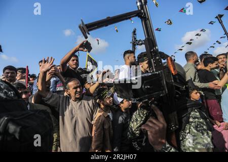 Gaza, Palästina. 19. Mai 2023. Anhänger des Islamischen Dschihad nehmen an einer Kundgebung zum Gedenken an die Kommandeure und Agenten der Gruppe Teil, die Israel im jüngsten grenzüberschreitenden Konflikt in Gaza-Stadt getötet hat. Kredit: SOPA Images Limited/Alamy Live News Stockfoto