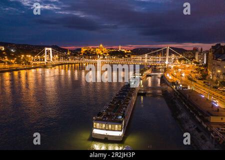 Blick von der Exzellenz Empress (Reisebüro Mittelthurgau) aus der Vogelperspektive auf die Szechenyi Kettenbrücke über die Donau und Fischerbastei bei Nacht, Budapest, Pest, Ungarn, Europa Stockfoto