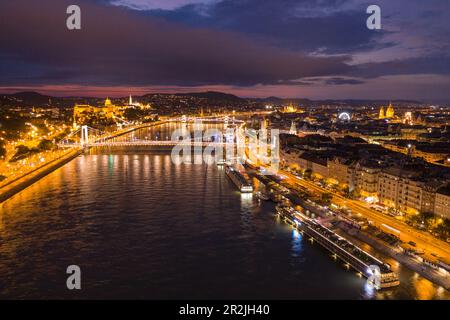 Blick von der Exzellenz Empress (Reisebüro Mittelthurgau) aus der Vogelperspektive auf die Szechenyi Kettenbrücke über die Donau und Fischerbastei bei Nacht, Budapest, Pest, Ungarn, Europa Stockfoto