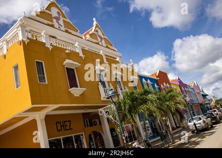 Farbenfrohe Gebäude entlang der Haupteinkaufsstraße, Kralendijk, Bonaire, Niederländische Antillen, Karibik Stockfoto