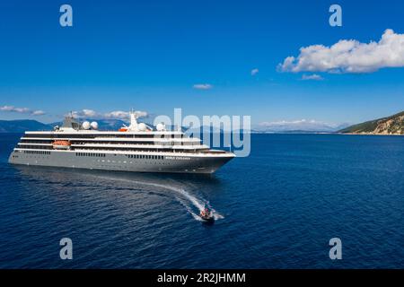 Luftaufnahme des Expeditionsschiffs World Explorer (Nicko Cruises) mit Passagieren, die einen Ausflug im Schlauchboot Zodiac, Fiskardo, Kefalonia genießen Stockfoto