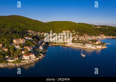Blick aus der Vogelperspektive auf die Stadt und Bucht von Fiskardo mit Segelboot, Fiskardo, Kefalonia, Ionische Inseln, Griechenland, Europa Stockfoto