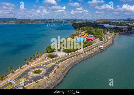 Aus der Vogelperspektive des Biomuseo Museums mit Schwerpunkt auf Panamas Naturgeschichte, entworfen vom berühmten Architekten Frank Gehry, Panama City, Panama, Zentralamerika Stockfoto