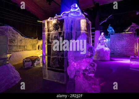 Farbenfroh beleuchtete Eisskulpturen im Magic Ice, der weltweit ersten permanenten Eisbar und Galerie, Svolvær, Lofoten, Nordland, Norwegen, Europa Stockfoto