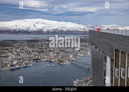 Blick auf die Stadt und die verschneiten Berge vom Mount Storsteinen mit Expeditionsschiff World Voyager (Nicko Cruises) am Pier, Tromso, Troms Og FI Stockfoto