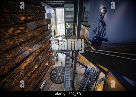 Blick über das Atrium bei Titanic Belfast, Belfast, Nordirland, Großbritannien, Europa Stockfoto