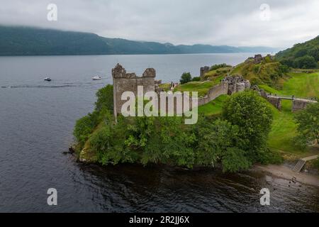 Blick aus der Vogelperspektive auf Urquhart Castle neben Loch Ness, Drumnadrochit, Near Inverness, Schottland, Vereinigtes Königreich Europa Stockfoto