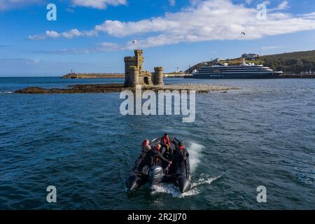 Blick aus der Vogelperspektive auf das Zodiac-Schlauchboot vom Expeditionskreuzfahrtschiff World Voyager (Nicko Cruises) mit Tower of Refuge auf St. Mary's Isle in Douglas Bay, Douglas, Isle of man, British Crown Dependency, Europa Stockfoto