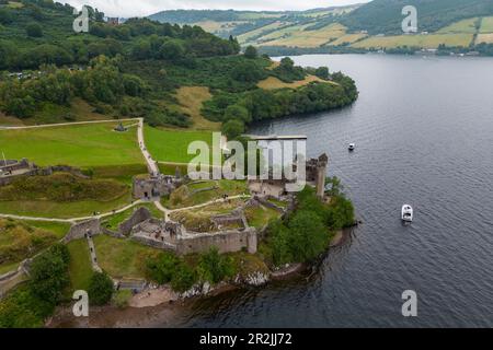 Blick aus der Vogelperspektive auf Urquhart Castle neben Loch Ness, Drumnadrochit, Near Inverness, Schottland, Vereinigtes Königreich Europa Stockfoto