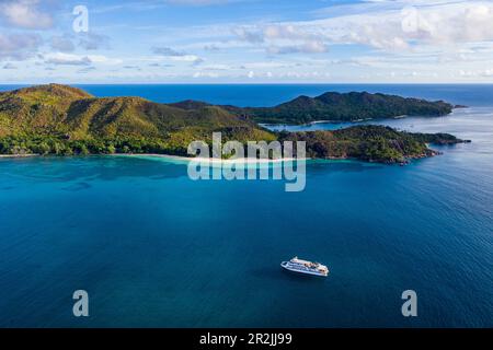 Luftaufnahme des Boutique-Kreuzfahrtschiffs M/Y Pegasos (Variety Cruises), Curieuse Island, Seychellen, Indischer Ozean Stockfoto