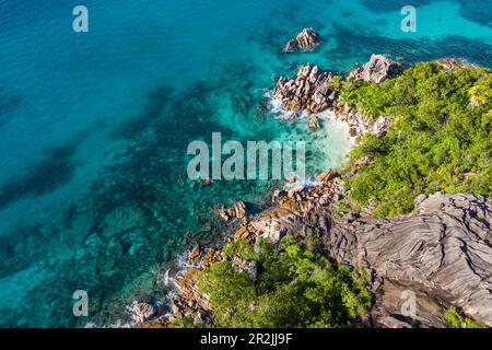 Luftblick auf den Strand in einer kleinen Bucht mit Granitfelsen, Curieuse Island, Seychellen, Indischer Ozean Stockfoto