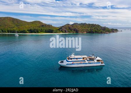 Luftaufnahme des Boutique-Kreuzfahrtschiffs M/Y Pegasos (Variety Cruises), Curieuse Island, Seychellen, Indischer Ozean Stockfoto