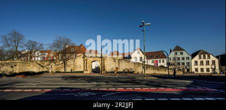 Heger-Tor-Wall in Osnabrück: Blick auf das Waterloo-Tor und die Gebäude der Altstadt Niedersachsen Stockfoto