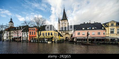 Marktplatz in Xanten, evangelische Kirche und Kathedrale von St. Viktor, Stadthäuser und Cafés, Xanten, Niederrhein, Nordrhein-Westfalen, Deutschland Stockfoto