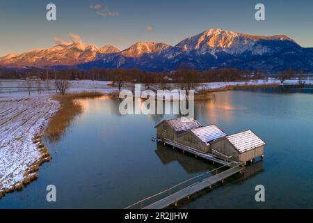 Vogelperspektive auf die drei Fischerhütten in Schlehdorf am Kochelsee, Bayern, Schlehdorf. Stockfoto
