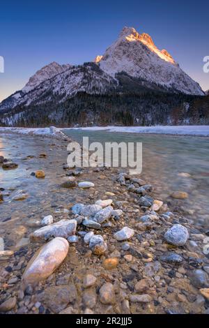 Eisige Winterbedingungen in der Rissbach in Tirol. Stockfoto