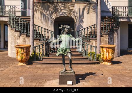 Die Leaping Girl Statue von James Butler vor dem Monte Palace Hotel im Monte Palace Tropical Garden in Funchal, Insel Madeira, Portugal Stockfoto