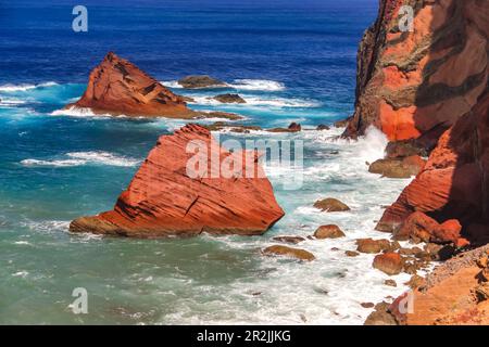 Farbenfrohe Zusammensetzung von Felsen und Meer an der Ponta de São Lourenco an der östlichsten Spitze der Insel Madeira, Portugal Stockfoto