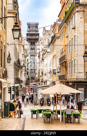 Blick auf die Fußgängerzone und alte Gebäude und den berühmten Aufzug Santa Justa Baixa in Lissabon, Portugal, Europa Stockfoto