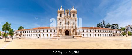 Panorama vom malerischen UNESCO-Weltkulturerbe Kloster und der Kirche Mosteiro de Santa Maria de Alcobaca in Portugal, Europa Stockfoto