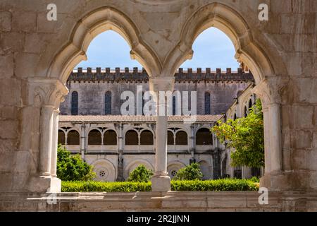 Verzierte Ornamente und Bögen am Fenster im wunderschönen Kloster des Klosters Alcobaca, Portugal Stockfoto