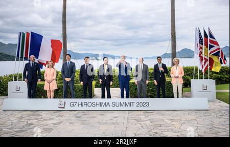 20. Mai 2023, Japan, Hiroshima: Charles Michel (l-r), Präsident des Europäischen Rates, Giorgia Meloni, Ministerpräsident Italiens, Justin Trudeau, Ministerpräsident Kanadas, Emmanuel Macron, Präsident Frankreichs, Fumio Kishida, Ministerpräsident Japans, Joe Biden, Präsident der Vereinigten Staaten, deutscher Kanzler Olaf Scholz (SPD), Rishi Sunak, Premierministerin des Vereinigten Königreichs, Ursula von der Leyen, Präsidentin der Europäischen Kommission, posiert für ein Gruppenfoto von G7 Staats- und Regierungschefs vor ihrem Arbeitsessen über wirtschaftliche Sicherheit während des G7-Gipfels im Grand Prince Hotel in Hiroshima, Westjapan. Stockfoto