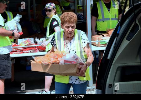 Orlando, Usa. 19. Mai 2023. Freiwillige platzieren Nahrungsmittel in Fahrzeugen bei einer von Lockheed Martin und der nationalen gemeinnützigen Soldiersí Angels in der Lake Baldwin VA Clinic in Orlando gesponserten Militär- und Veteranenveranstaltung für Bedürftige. In Anerkennung des militärischen Aufwertungsmonats erhielten 200 vorab registrierte Veteranen aus der Gegend von Orlando, aktive Militärangehörige, Wachleute und Reservisten durchschnittlich 75 kg frisches Obst und Gemüse, Fleisch und nicht verderbliche Waren auf der Veranstaltung. (Foto: Paul Hennessy/SOPA Images/Sipa USA) Guthaben: SIPA USA/Alamy Live News Stockfoto