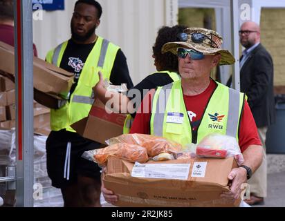 Orlando, Usa. 19. Mai 2023. Freiwillige platzieren Nahrungsmittel in Fahrzeugen bei einer von Lockheed Martin und der nationalen gemeinnützigen Soldiersí Angels in der Lake Baldwin VA Clinic in Orlando gesponserten Militär- und Veteranenveranstaltung für Bedürftige. In Anerkennung des militärischen Aufwertungsmonats erhielten 200 vorab registrierte Veteranen aus der Gegend von Orlando, aktive Militärangehörige, Wachleute und Reservisten durchschnittlich 75 kg frisches Obst und Gemüse, Fleisch und nicht verderbliche Waren auf der Veranstaltung. (Foto: Paul Hennessy/SOPA Images/Sipa USA) Guthaben: SIPA USA/Alamy Live News Stockfoto