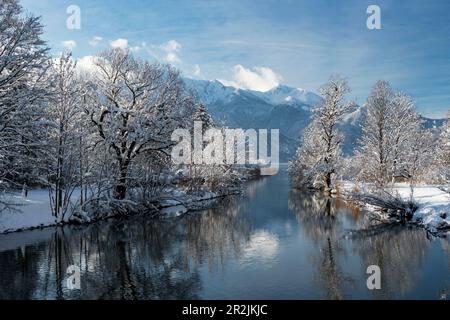 Loisach und Kochelsee mit Heimgarten im Winter, Alpen, Oberbayern, Deutschland Stockfoto