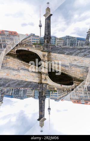 Doppelbelastung der Friedrichsbrücke in Berlin. Stockfoto