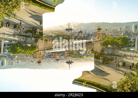 Foto mit doppelter Belichtung des Palau Victoria Eugenia und Besucher vom Plaza de Josep Puig i Cadafalch in der Nähe der Font Majica in Barcelona Stockfoto