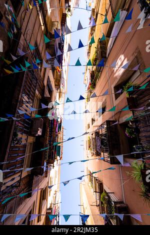 Blick auf die Carrer dels Agullers Straße in der Innenstadt von Barcelona, Spanien. Stockfoto