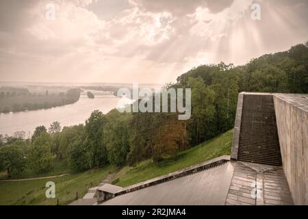 Blick bei Regen auf die Donau vom Walhalla-Denkmal in Donaustauf bei Regensburg, Oberpfalz, Niederbayern, Bayern, Deutschland Stockfoto