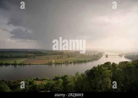 Blick auf die Donau vom Walhalla-Denkmal in Donaustauf bei Regensburg, Oberpfalz, Niederbayern, Bayern, Deutschland Stockfoto