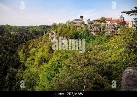 Blick vom Ritterfelsen auf das Schloss Hohnstein, Hohnstein, Landstadt Sachsen, Sachsen, Schweiz-Ost-Erzgebirge, Sachsen, Ge Stockfoto