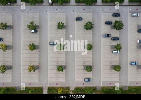 Parkplatz an der Universität für angewandte Wissenschaften Neu-Ulm im Wiley, Verwaltungsbezirk Schwabien, Bayern, Deutschland, Luftfoto Stockfoto