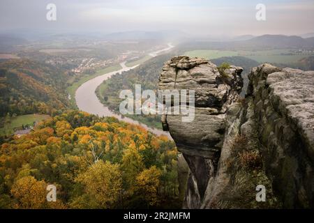 Blick vom Tafelberg Lilienstein auf der Elbe, der Sächsischen Schweiz, dem Elbsandsteingebirge, Sachsen, Elbe, Deutschland, Europa Stockfoto