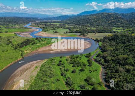 Aus der Vogelperspektive auf einer Krokodilbeobachtungstour auf dem Rio Tarcoles River, in der Nähe von Tarcoles, Puntarenas, Costa Rica, Mittelamerika Stockfoto