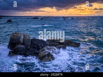Sonnenuntergang in der Bretagne in Gouffre, Plougrescant, Cote de Granit Rose, Cotes d'Armor, Bretagne, Frankreich Stockfoto