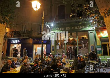 Cafe de France, Place de la Liberte, L'Isle-sur-la-Sorgue, Vaucluse, Provence-Alpes-Cote d'Azur, Frankreich Stockfoto