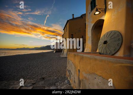 Bunte Häuser am Strand, Alassio, Finale Ligure, Riviera di Ponente, Ligurien, Italien Stockfoto