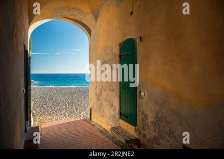 Farbenfrohes Haus am Strand, Varigotti, Finale Ligure, Riviera di Ponente, Ligurien, Italien Stockfoto