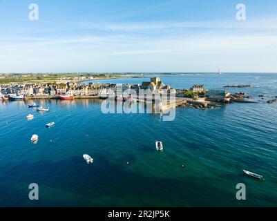 Barfleur Harbor mit Blick auf den Leuchtturm von Gatteville im Frühling Stockfoto