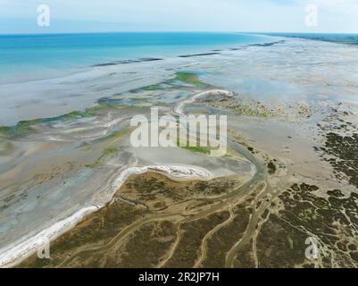 Schlammflächen und Salzmarschen vor der Küste von St. Vaast la Hougue - aus der Vogelperspektive Stockfoto